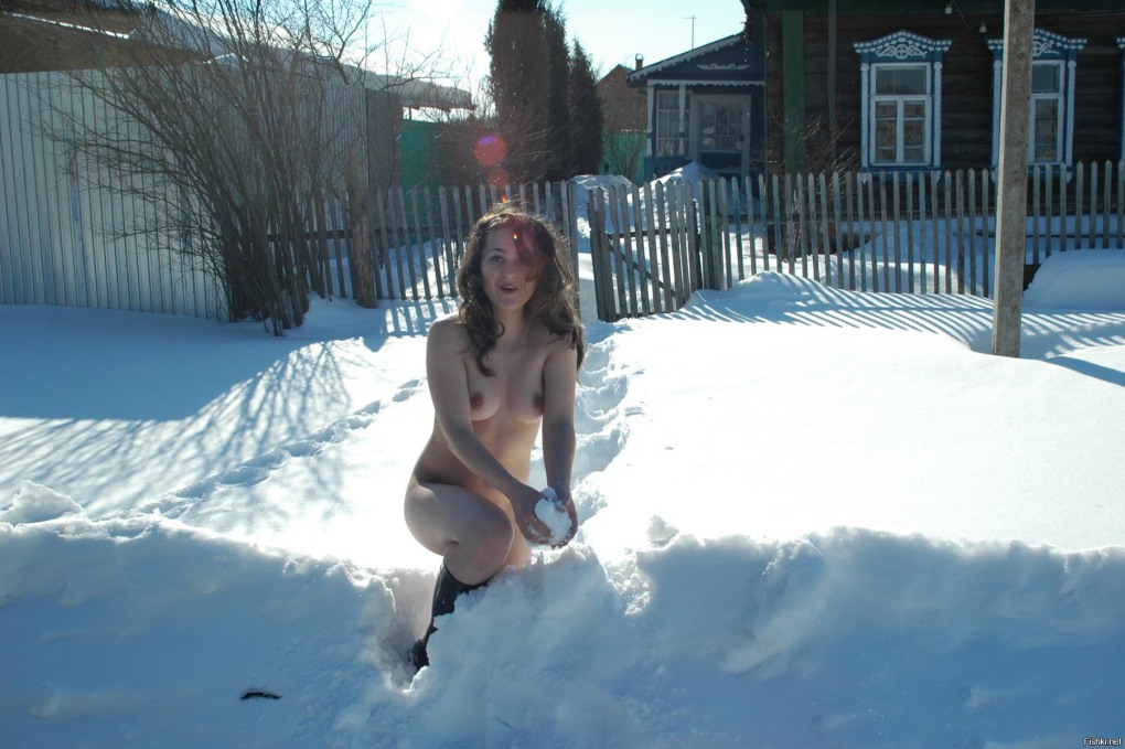 Девушка разделась на улице в деревне