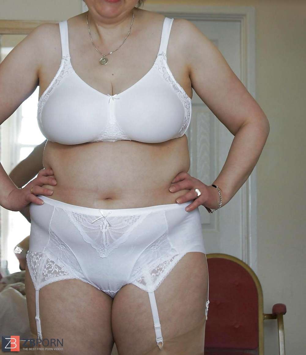 Пожилая женщина в эротичных трусиках