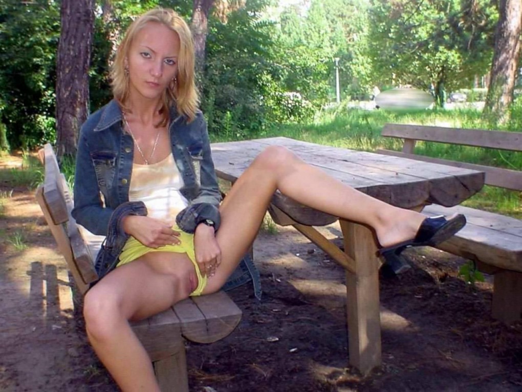 Девушки показывают анус на улице