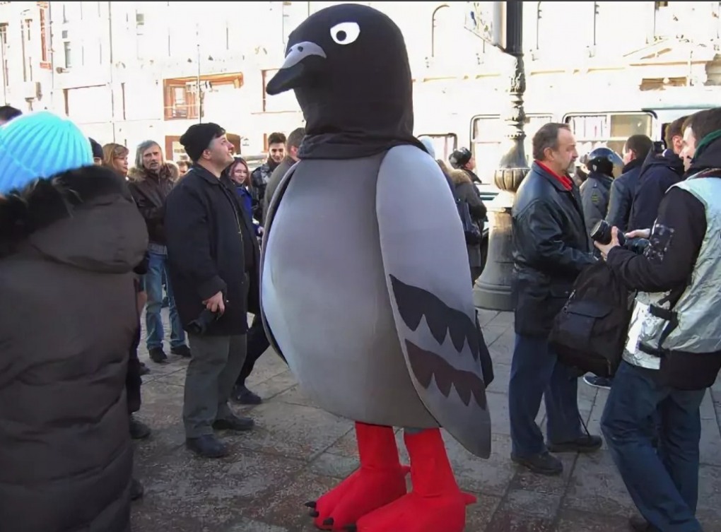 Человек в костюме птицы