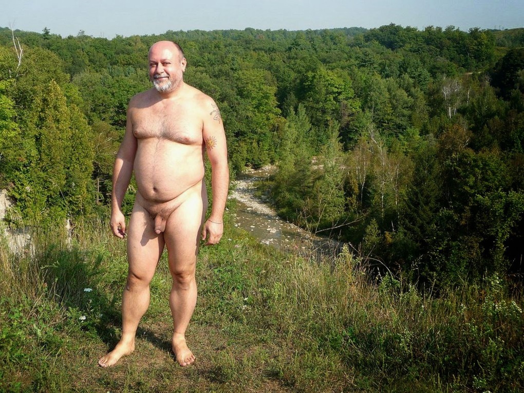 Голые зрелые мужчины на природе