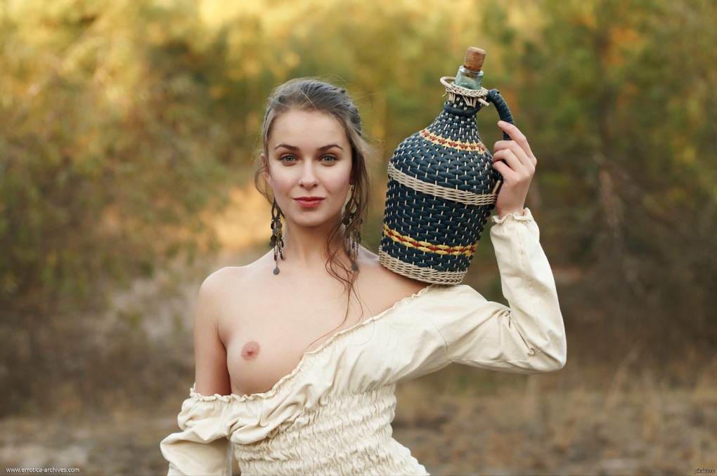 Миниатюрная брюнетка ню