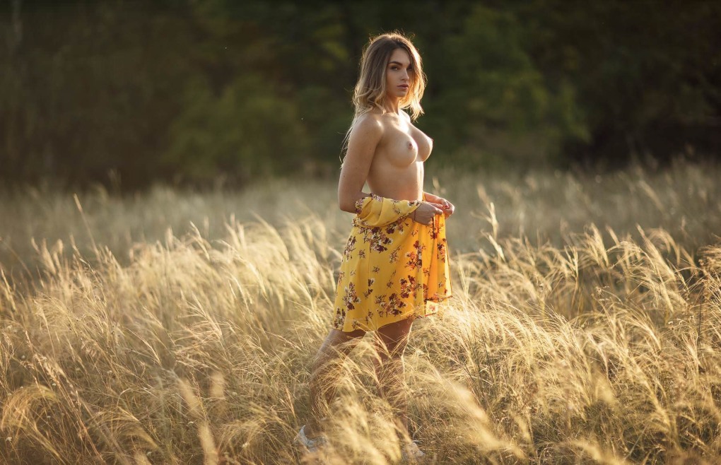 Courtney Cass раздвинула ноги