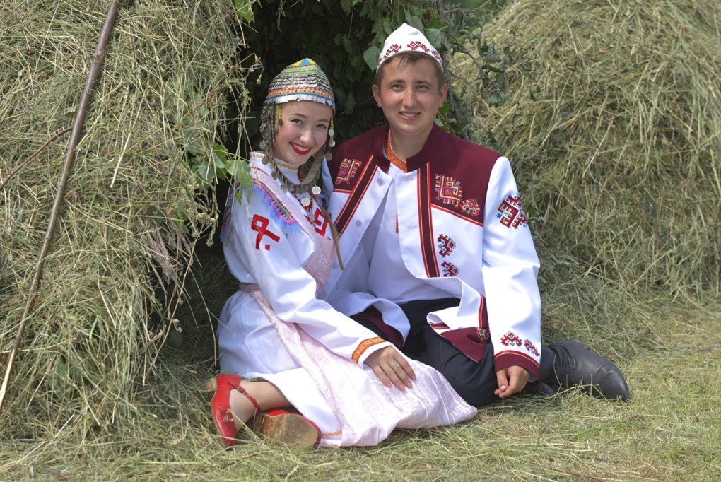 Девушка с караваем для детей