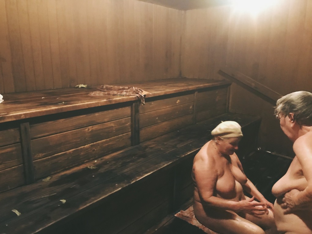 Голые женщины моются в бане