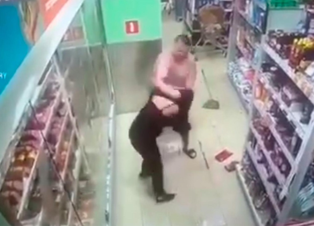 Разделась в супермаркете