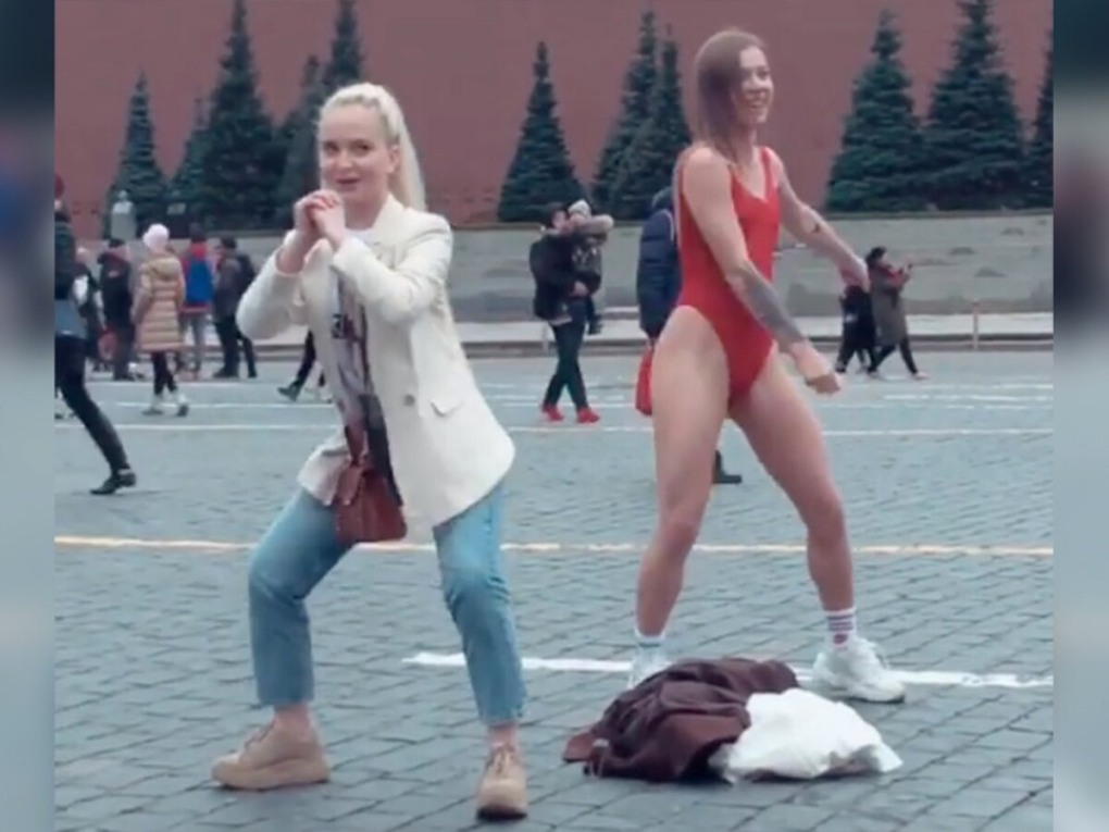 Разделись на красной площади