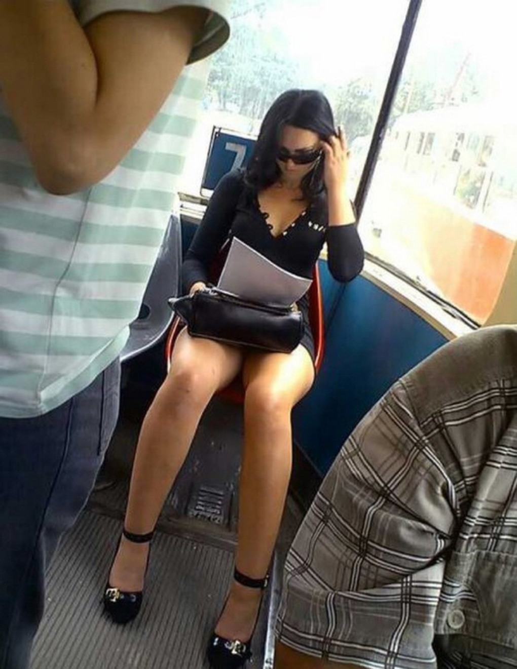 Девушки в общественном транспорте