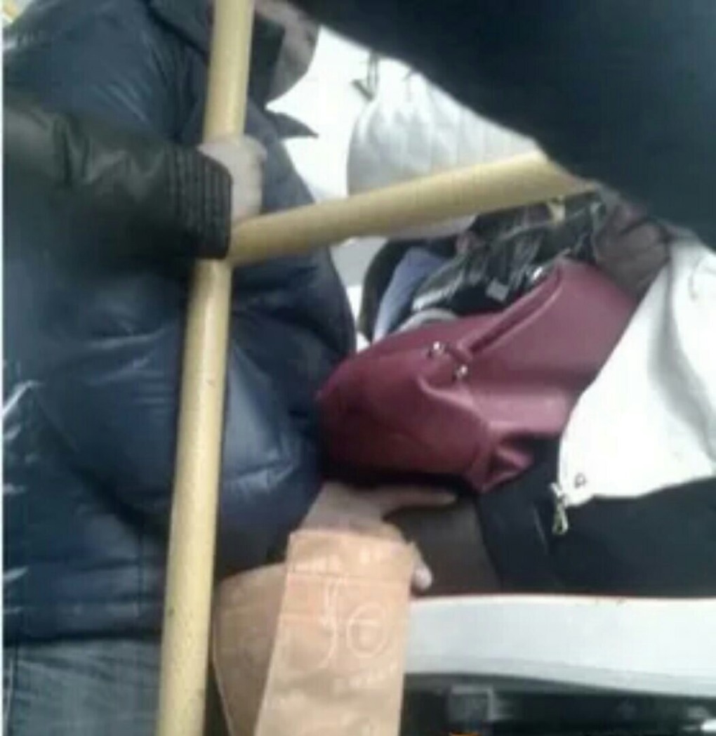 Лапаю девушку в автобусе